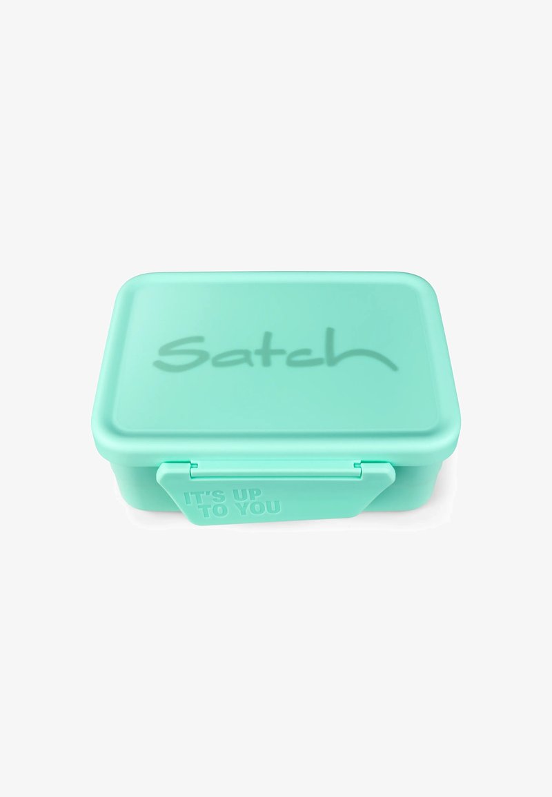 Een muntgroene rechthoekige broodtrommel van plastic, met een kliksluiting en reliëftekst "Satch" op het deksel.