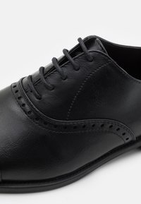 Pier One Elegantní šněrovací boty - black