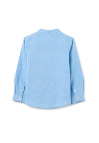 Camisa de manga larga de color azul claro, hecha de una tela texturizada. Presenta un cuello con botones y un bajo redondeado con puños abotonados.