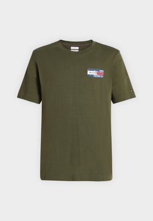 Tommy Hilfiger, BRAND LOVE BACK FLAG GRAPHIC TEE - Тениска с щампа - huntsman green