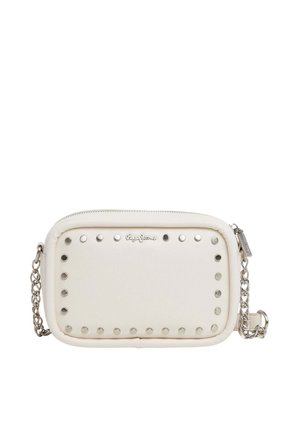 Biała torebka crossbody z faux skóry, ozdobiona srebrnymi ćwiekami wzdłuż krawędzi, z łańcuszkowym paskiem, zamknięciem na zamek i logo z przodu.