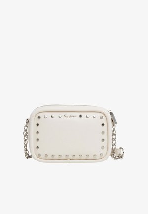 Weiße Kunstleder-Crossbody-Tasche mit silbernen Nieten entlang der Ränder, Kettenriemen, Reißverschluss und Logodetail auf der Vorderseite.