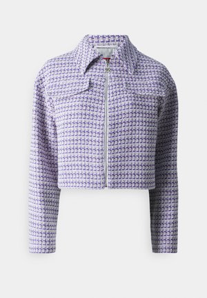 Rövidített dzseki lila és fehér szőtt mintával, elöl cipzáros és galléros; texturált anyagból készült.