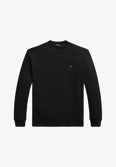 T-shirt nera a maniche lunghe realizzata in tessuto liscio, con scollo rotondo e un piccolo logo rosso sul petto. Vestibilità regolare, senza fantasie.