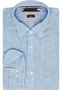 Ljusblå och vit randig linneskjorta, regular fit, med button-down krage, två knappar på fållen och varumärkesetikett synlig inuti kragen.