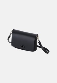 Černá kožená crossbody taška s zaobleným klopou, magnetickým uzavřením a odnímatelným ramenním popruhem. Hladký povrch a minimalistický design.