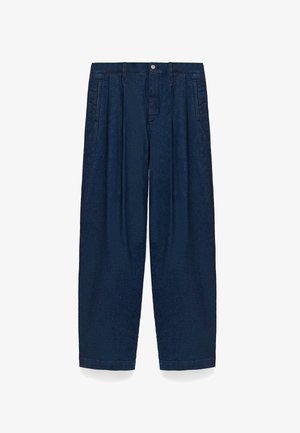 Pantalons en denim bleu foncé taille haute avec plis, poches latérales, passants de ceinture et fermeture à bouton et zip à l'avant.