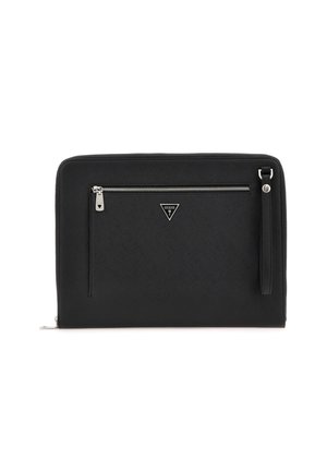 Borsa a pochette nera con zip, dotata di una superficie texturizzata, con un triangolo logo argentato e una tracolla per il trasporto.