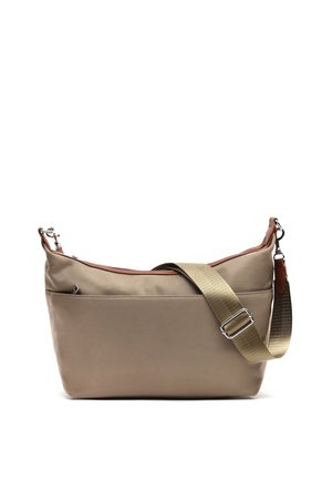 Smėlio spalvos per petį nešiojama rankinė su plačia reguliuojama alyvuogių spalvos dirželiu, priekinė kišenė ir rudos odos apdaila ant užtrauktuko ir dirželio galų.