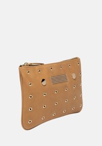 Tan lederen clutch met goudkleurige oogjes en een textuur band, voorzien van een ritsluiting en een slanke, rechthoekige vorm.