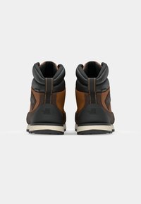 Brązowe i czarne półwysokie buty trekkingowe z teksturowanej skóry i siateczki, z gumową podeszwą i wzmocnionym wsparciem kostki, z detalem logo.