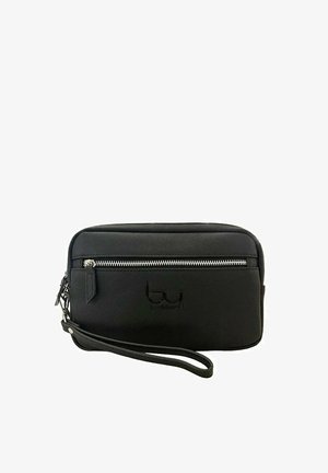 Portamonete da polso in pelle nera con tasca con zip argento, logo in rilievo sul davanti e cinturino staccabile per portare a mano.