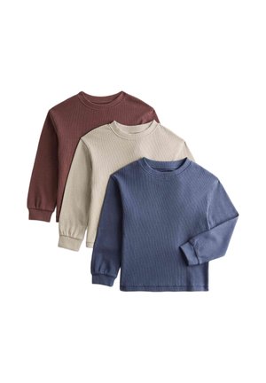 Tre maglie a manica lunga con scollo tondo sovrapposte, in blu, beige e marrone, tutte con polsini a coste e design semplice.