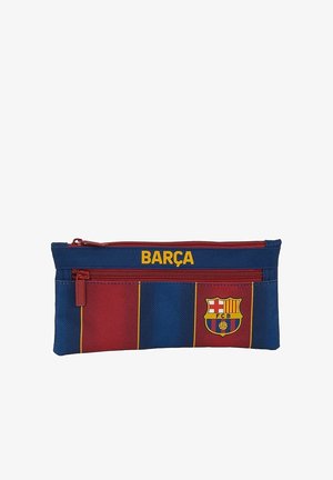 Piórnik FC Barcelona w kolorze czerwonym i niebieskim z pionowymi paskami. Posiada żółte logo oraz napis "BARÇA", zamek błyskawiczny i teksturowany materiał.