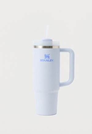 Taza de viaje aislante Stanley de color azul claro con asa, tapa y pajita sobre un fondo blanco liso.