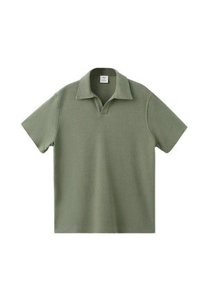 Polo a maniche corte, verde oliva, con colletto morbido e scollo a V aperto su sfondo bianco.