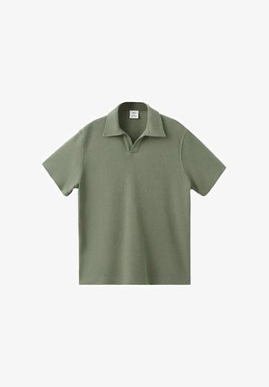 Polo de manga corta color verde oliva con cuello suave y escote en V abierto sobre un fondo blanco.