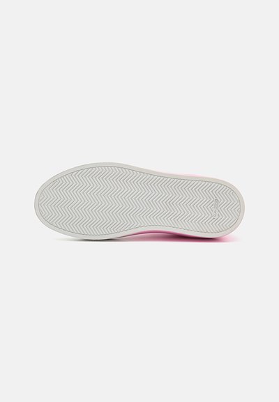 Semelle de sneaker rose avec une surface en caoutchouc blanc texturé présentant un motif en chevrons et un petit logo près du talon.