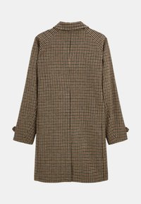 Manteau à carreaux marron et beige avec un col, des manches longues et une silhouette droite avec une fente arrière.