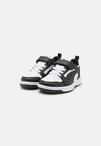 Schwarz-weiße Sneakers mit einem strukturierten Lederfinish, perforierter Zehenpartie, doppelten elastischen Schnürsenkeln und verstellbaren Klettverschlüssen.