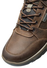 Brauner Wanderstiefel aus Leder mit strukturiertem Mesh-Einsatz, verstärkter Zehenpartie und dunkelbraunen Schnürsenkeln. Verfügt über kontrastierende Nähte und eine Gummisohle.