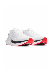 Witte sportschoenen met een gestructureerde bovenkant, voorzien van zwarte en rode accenten op de zool en de hiel, en een ronde, gevoerde uitstraling.