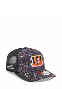 Schwarze Snapback-Cap mit einem bunten Farbklecks-Muster, ausgestattet mit einem auffälligen "B"-Logo in Orange und Weiß sowie einem Netzrücken für Atmungsaktivität.