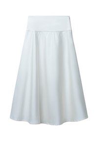 Jupe A-line blanche avec une texture lisse et mate, pr�ésentant une large taille et un tissu fluide qui tombe au milieu du mollet. Design sans coutures.