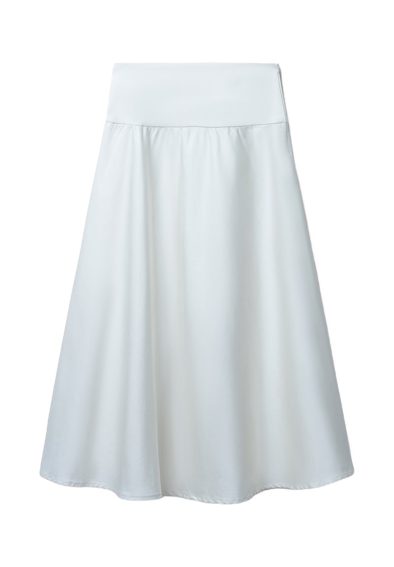 Jupe A-line blanche avec une texture lisse et mate, présentant une large taille et un tissu fluide qui tombe au milieu du mollet. Design sans coutures.