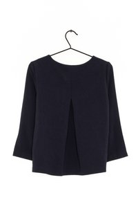 Maglietta a maniche lunghe blu navy realizzata in tessuto morbido, con scollo rotondo e una fessura sul retro per un tocco di design in più.