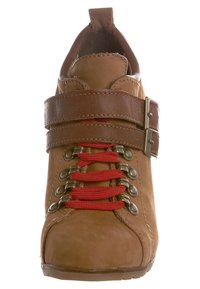 Zapato de cuero marrón con cordones rojos y detalles de hebilla. Cuenta con una punta redondeada y una superficie texturizada, resaltando la artesanía y los detalles de diseño.