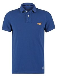 Polo bleu à manches courtes avec deux boutons blancs, petit logo orange brodé sur la poitrine, et une petite étiquette en tissu près de l'ourlet inférieur.