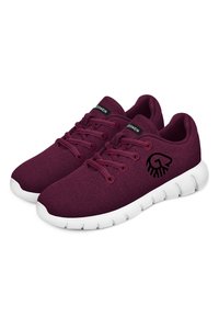 Burgunderfarbene Sportschuhe mit einem weichen Obermaterial aus Textil, weißer Gummisohle, runder Zehenpartie, Schnürdesign und einem schwarzen Logo an der Seite.