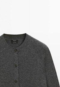 Grijze cardigan van 100% kasjmier, met een ronde halslijn, knoopsluiting en een gladde textuur. Minimalistisch ontwerp zonder patronen.