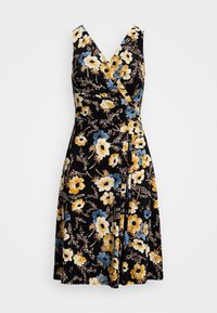 Vestido negro sin mangas con estampado floral en amarillo, crema y azul, escote en V, cintura ajustada y falda acampanada hasta la rodilla.