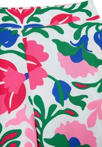 Tissu à motif floral avec des couleurs rose, bleu et vert. Texture lisse avec de grandes fleurs et des motifs de feuilles sur un fond blanc.