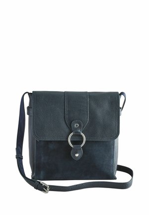 Granatowa skórzana torebka typu crossbody z zamknięciem na klapkę, zaokrąglonym srebrnym okuciem i regulowanym paskiem. Teksturowane wykończenie z kontrastującymi materiałami.