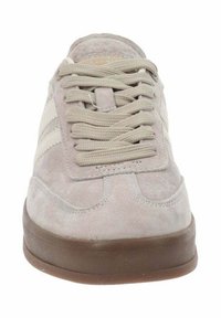 Sneaker scamosciato grigio chiaro con lacci beige, caratterizzato da tre strisce bianche ai lati e una suola in gomma marrone. Design semplice, punta arrotondata.