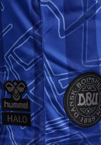 Blå sportströja med abstrakta linjer och mönster. Inkluderar svarta 'hummel' och 'DBU'-logotyper. Tillverkad av texturerad tyg.