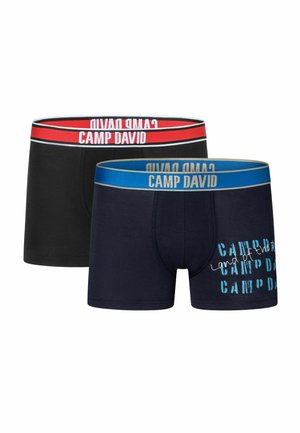 Zwei Herren-Boxershorts mit Camp David-Branding; eine schwarze mit rotem Bund, eine marineblau mit blauem Bund und Textdruck am Bein.