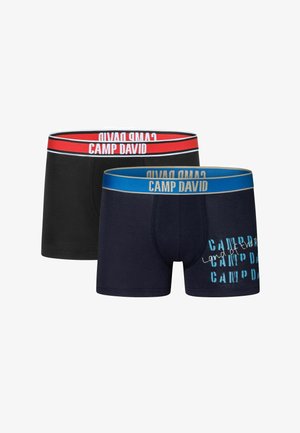 Twee boxershorts voor heren met Camp David-logo; één zwarte met rode tailleband, één marineblauwe met blauwe tailleband en tekstprint op het been.