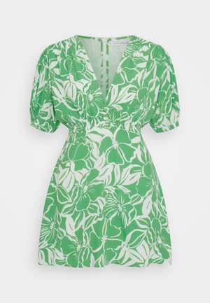Vestido floral verde com mangas bufantes, decote em V profundo e cintura ajustada. O tecido tem uma textura suave com padrões florais brancos arrojados.