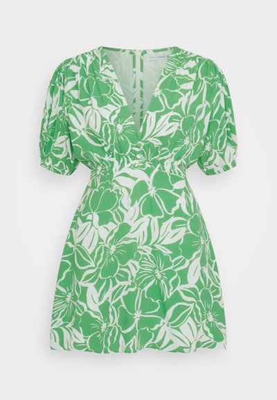 Vestido floral verde com mangas bufantes, decote em V profundo e cintura ajustada. O tecido tem uma textura suave com padrões florais brancos arrojados.