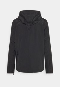 Giacca nera da esterno con cappuccio, cinturino regolabile al collo, maniche lunghe e una texture del tessuto liscia, progettata per comfort e protezione.
