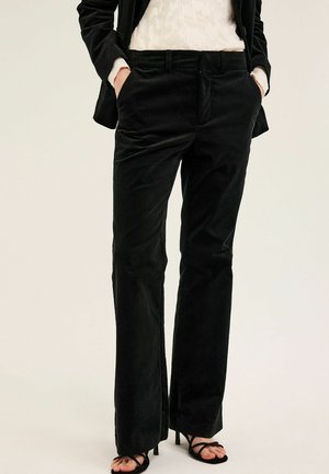 - Spodnie materiałowe