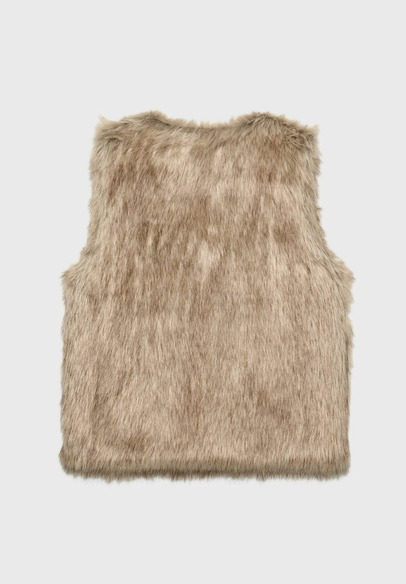 Gilet en fausse fourrure beige clair, doté d'une surface douce et texturée avec un design sans manches et un col arrondi. Sans fermetures visibles.
