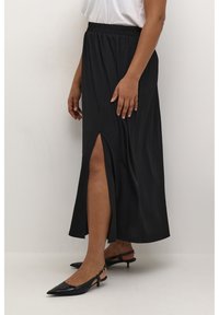 Zwarte maxi rok met een elastische tailleband, voorzien van een zijsplit en gemaakt van glad, lichtgewicht materiaal. Draag het met zwarte puntige schoenen.