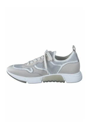 Baskets de sport gris et blanc avec une tige en mesh, des accents en cuir texturé, des lacets plats et une semelle intermédiaire blanche épaisse avec une semelle extérieure texturée.