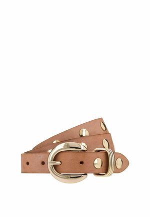 Bruine leren riem met grote gouden gesp en ronde gouden studs langs de riem, opgerold op een witte achtergrond.