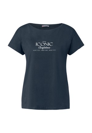 Námořnická modrá bavlněná tričko s krátkým rukávem. Na přední straně je bílé nápis "ICONIC Confidence" s textem "EST. 2025" a dalšími detaily níže. Regular fit.